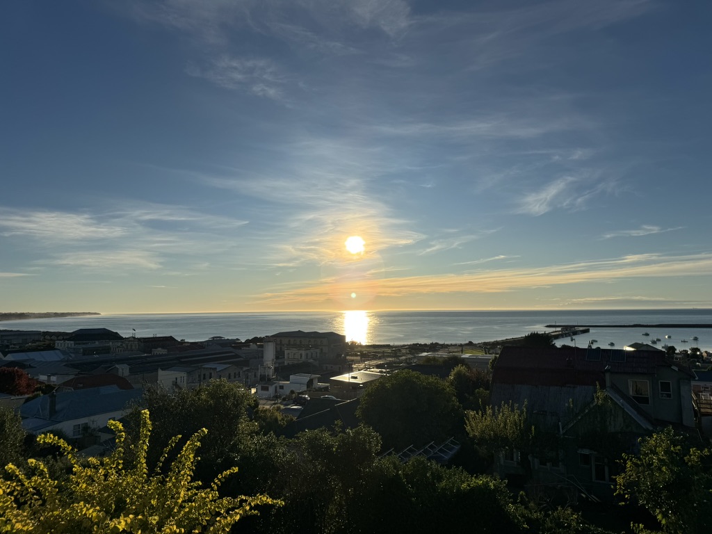 海上生明日